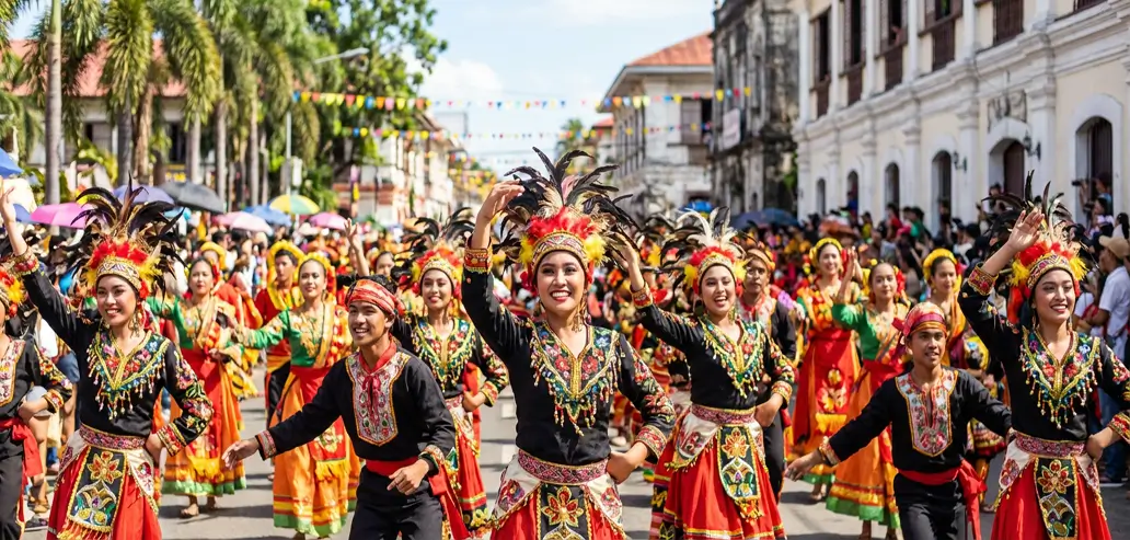 街路で行われる大規模なパレードと観客の様子