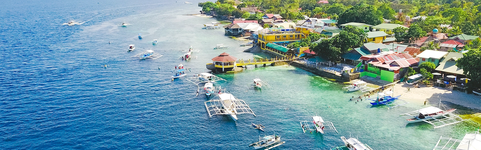 セブ島の海と街並みの空撮風景