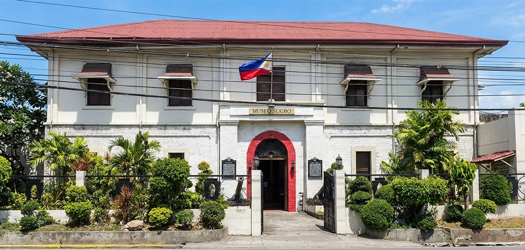 赤い屋根と白壁が特徴的な歴史的建築物の外観