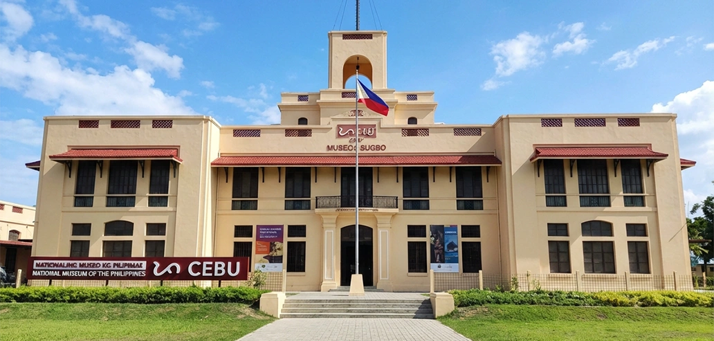 広い敷地に建つ歴史ある学校施設の外観