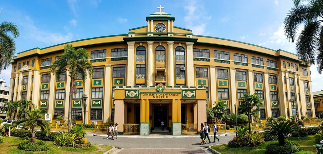 ヤシの木に囲まれた格式ある歴史的建物