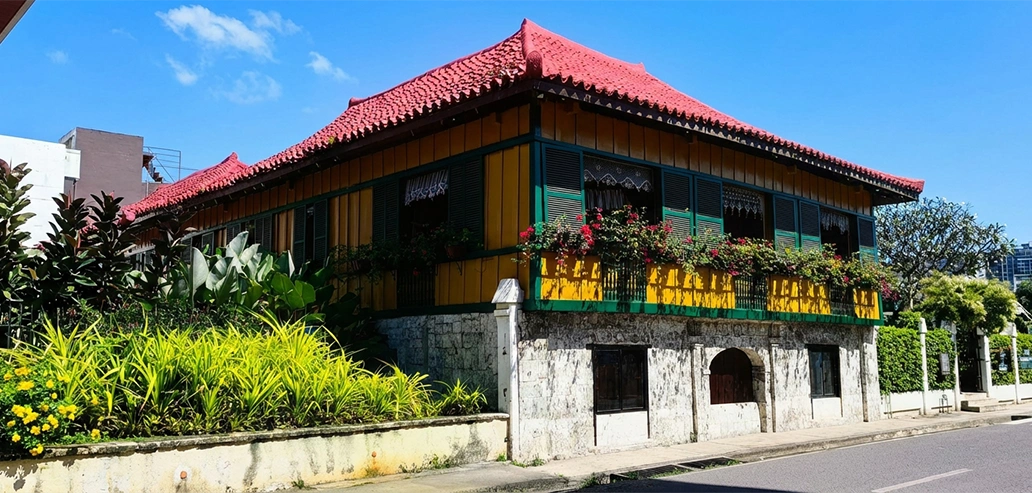 南国の街並みに溶け込む伝統的な建築物