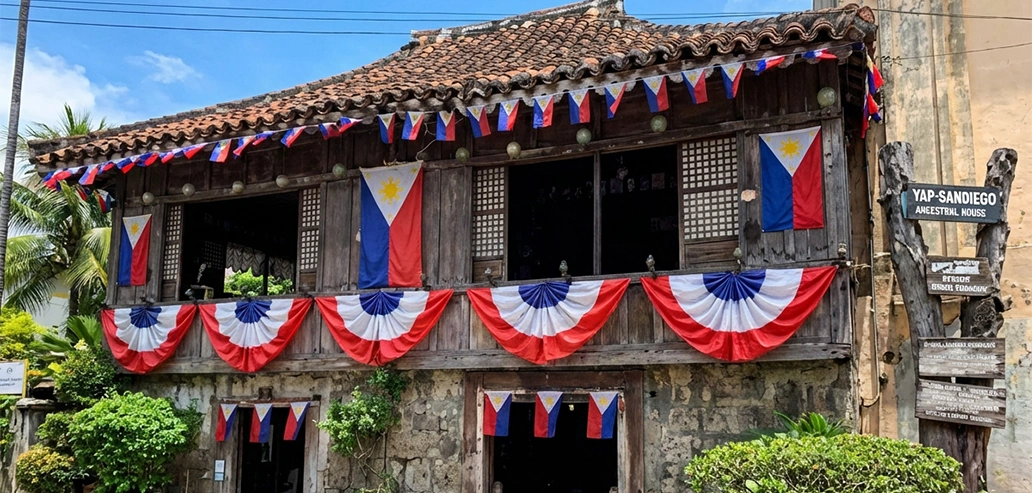 赤と青の装飾が施された歴史的建造物の外観