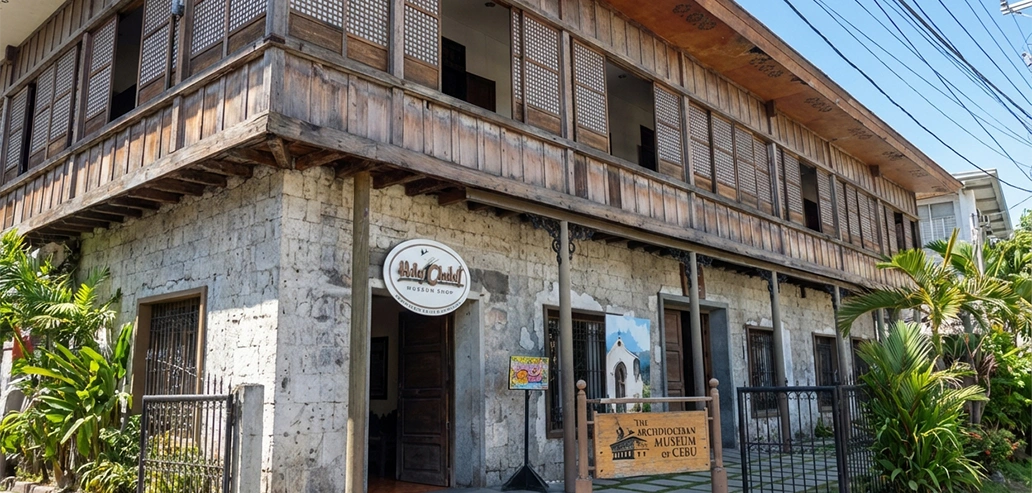 年月を感じさせる外壁を持つ歴史的建物