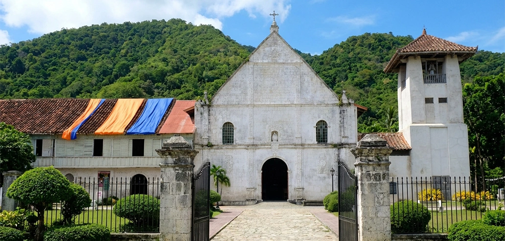 緑に囲まれた石造りの教会と鐘楼