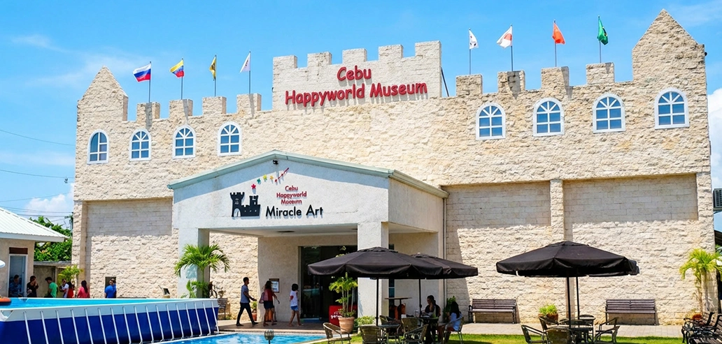 テーマパーク風の外観を持つ観光施設