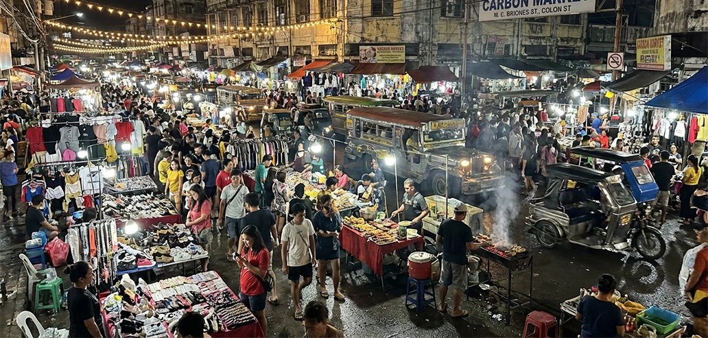 大勢の人が集まる大規模なナイトマーケット