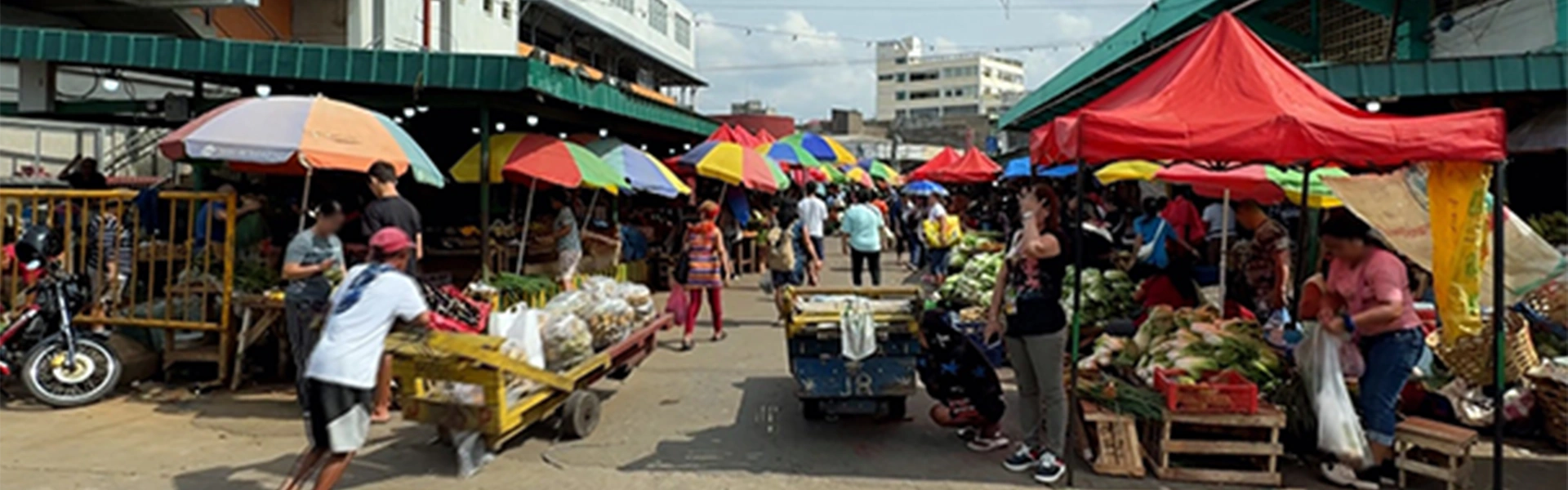 海外のローカルマーケットで並ぶ屋台と買い物客