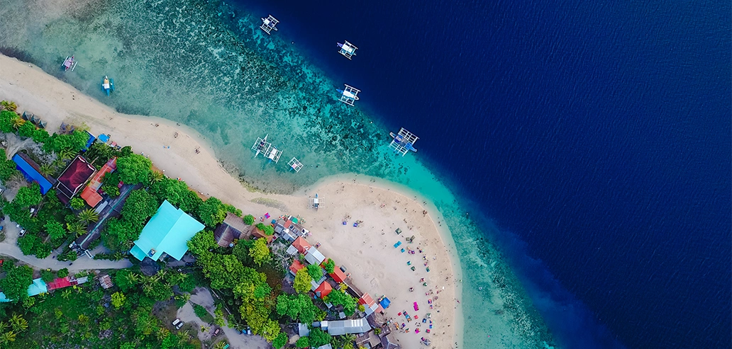 セブ島の海と街並みの空撮風景
