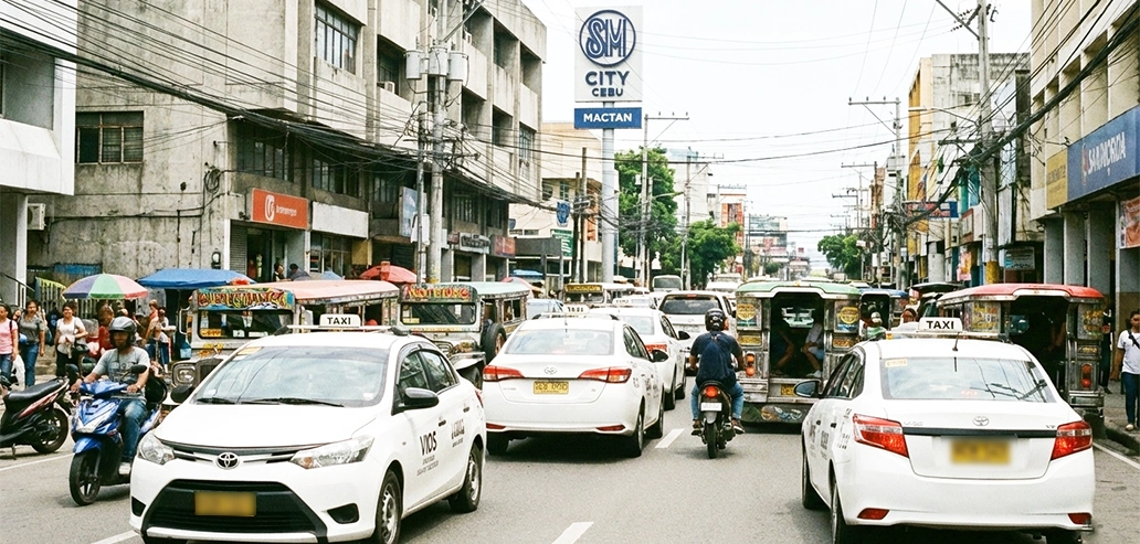 セブ島の街中を走る公共交通機関の様子
