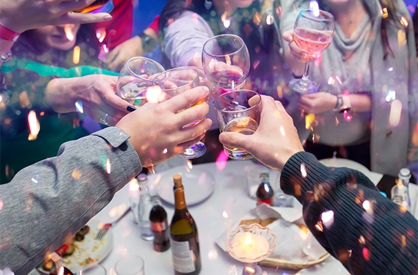 現地で行われるイベントやナイトライフの様子