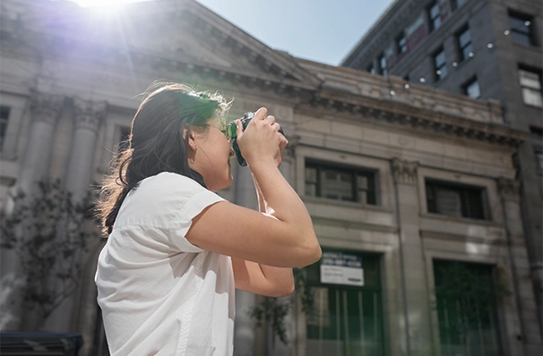 歴史的建造物を見学する留学生の様子