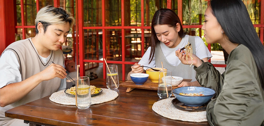 海外のレストランで食事を楽しむ留学生たち