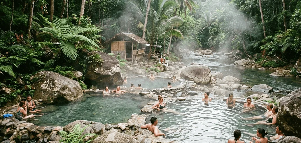 自然の中で温泉や川遊びを楽しむ人々