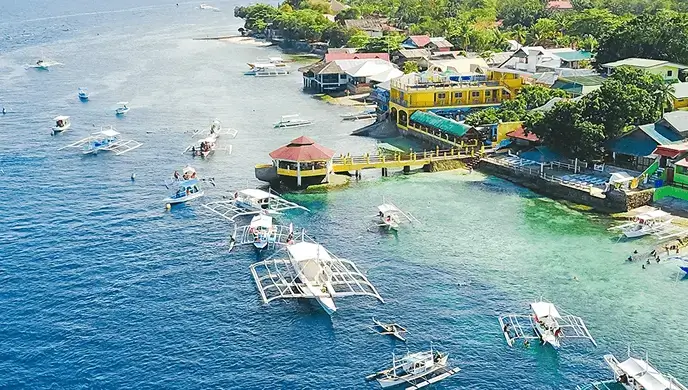 セブ島の港と青い海——フィリピン留学の人気都市セブの風景