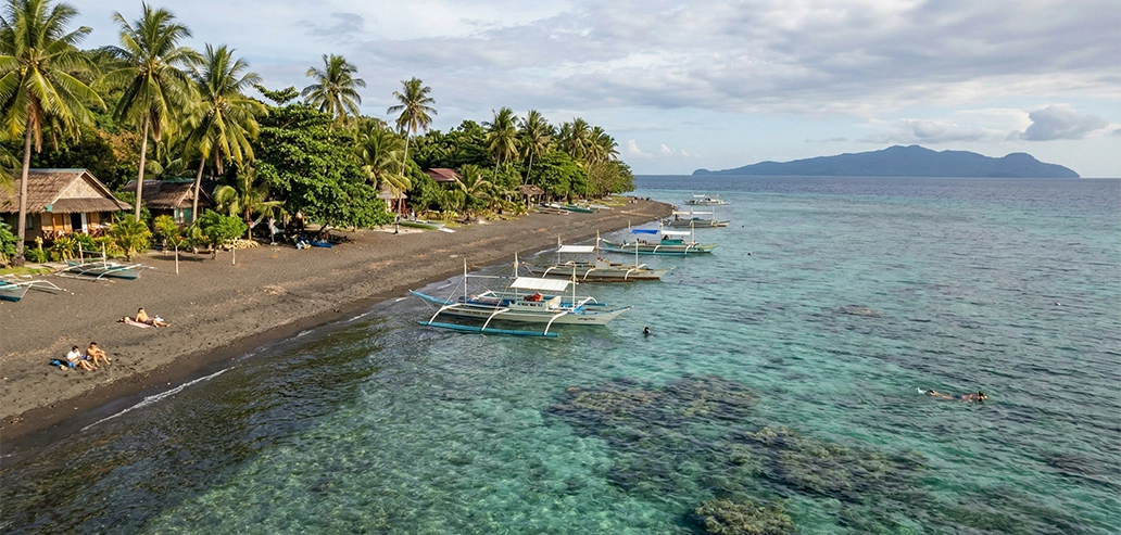 ドゥマゲテの白い砂浜が広がるビーチ