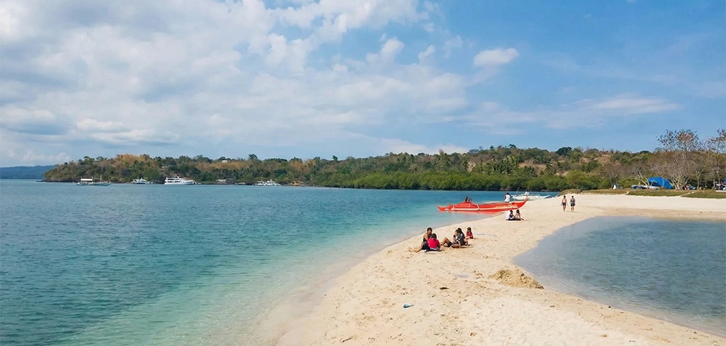 ドゥマゲテの穏やかな海とビーチの景色