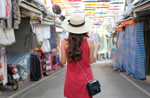 寮でリラックスする留学生の様子