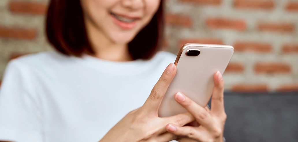 スマートフォンを操作する手元のクローズアップ