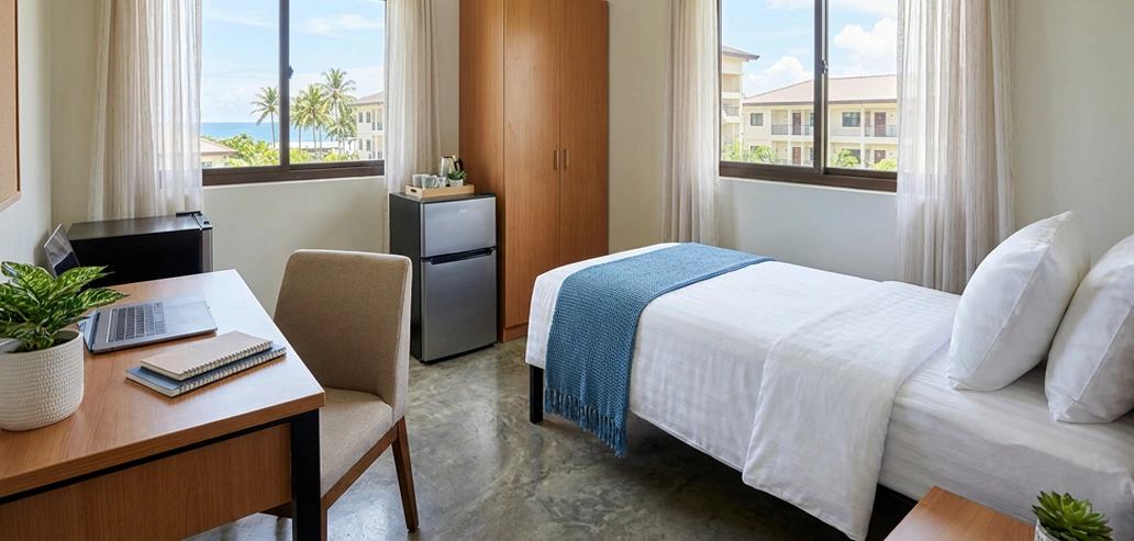 清潔感のあるベッドルームを備えた宿泊施設の室内