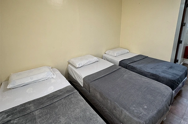 フィリピン留学中に共同生活を行う複数人部屋の室内