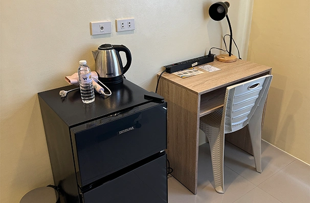 フィリピン留学の滞在先に備え付けられた冷蔵庫と学習机