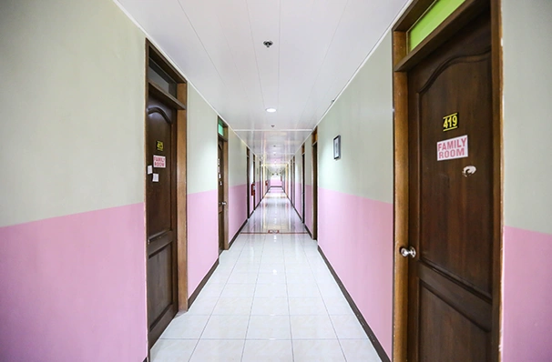 フィリピン留学の滞在先内部寮にある居室へ続く廊下