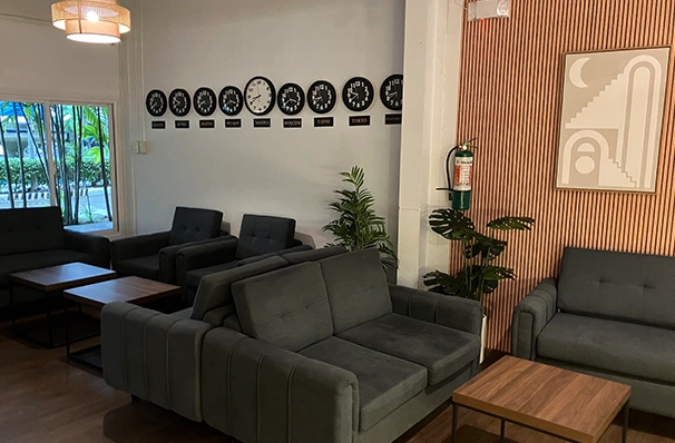 フィリピン留学中に利用される学生寮の落ち着いたラウンジ