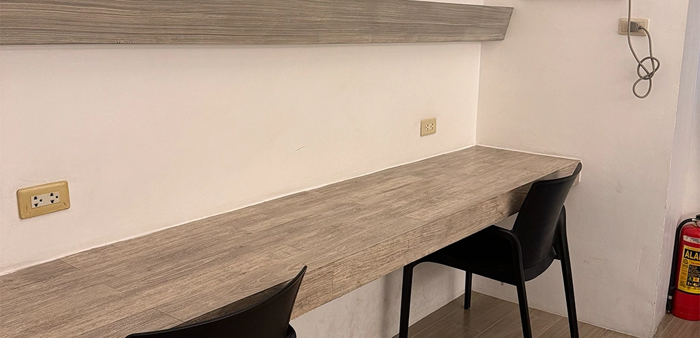 フィリピン留学中に部屋で学習できる机と椅子