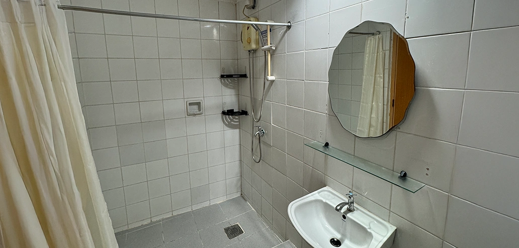 フィリピン留学の滞在先に備え付けられたバスルームとシャワー設備