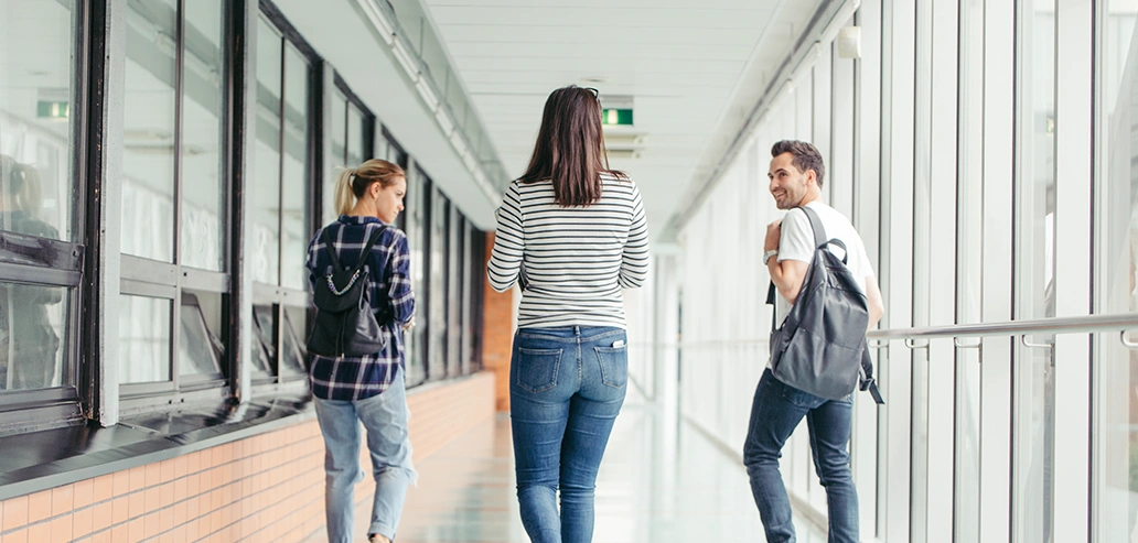 フィリピン留学の滞在先から外出する留学生の様子