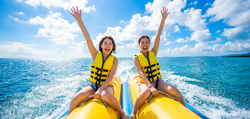 青い海でカヤック体験を楽しむ留学生グループ