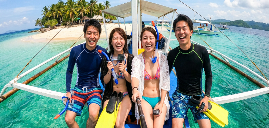 アイランドホッピング中にボートの上で笑顔の留学生たち
