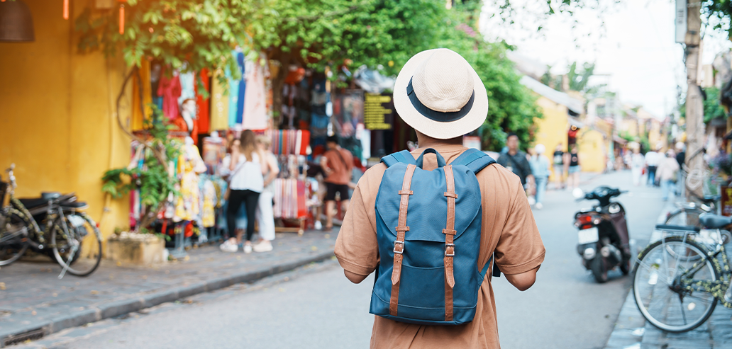 現地の街をバックパックで観光する留学生