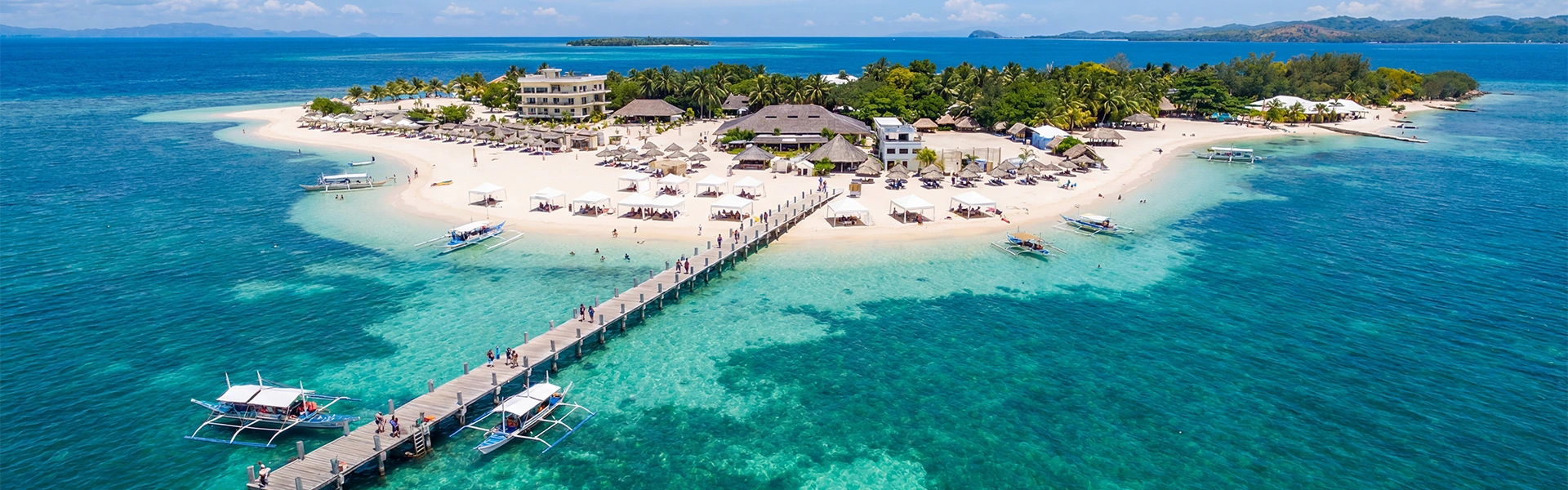 バコロドのビーチで自然を満喫する留学生