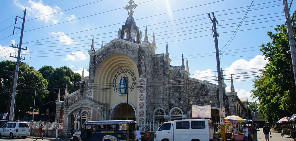 奇跡のメダイの聖母を祀る教会の外観