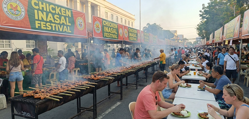 炭火で焼かれる美味しそうなチキン・イナサル