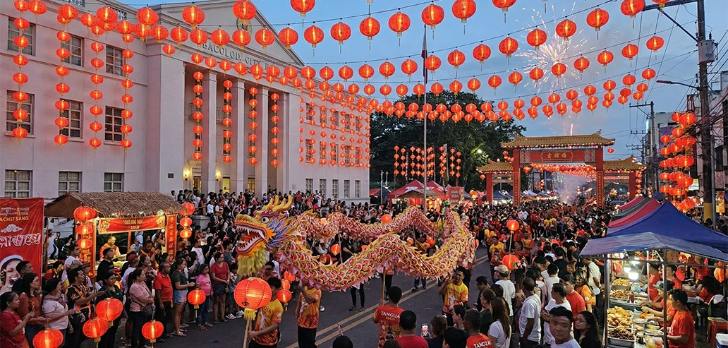 赤い提灯と龍の舞で彩られた旧正月の祝祭
