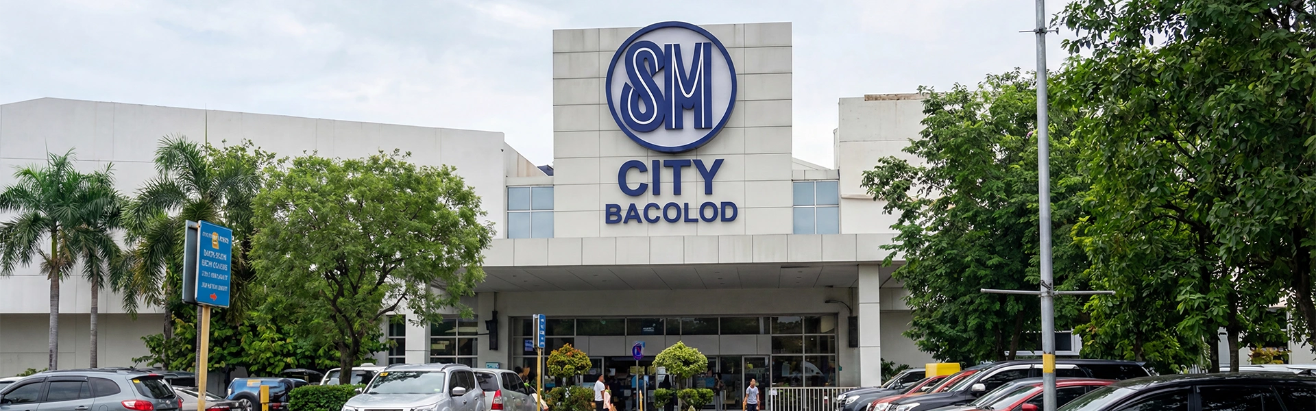 バコロドのショッピングモールで買い物を楽しむ留学生