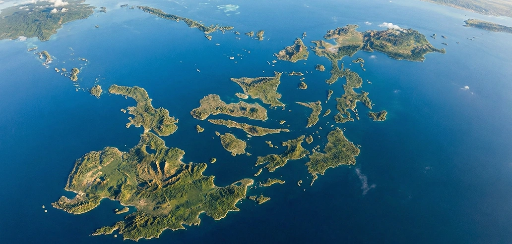 青い海に点在する島々を上空から見た景色