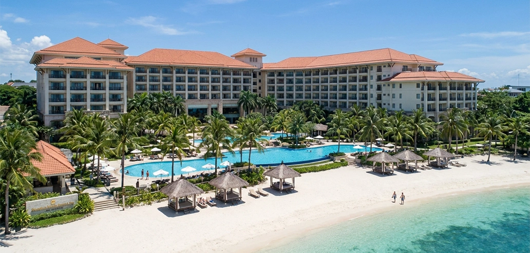 ヤシの木に囲まれたビーチとリゾート施設