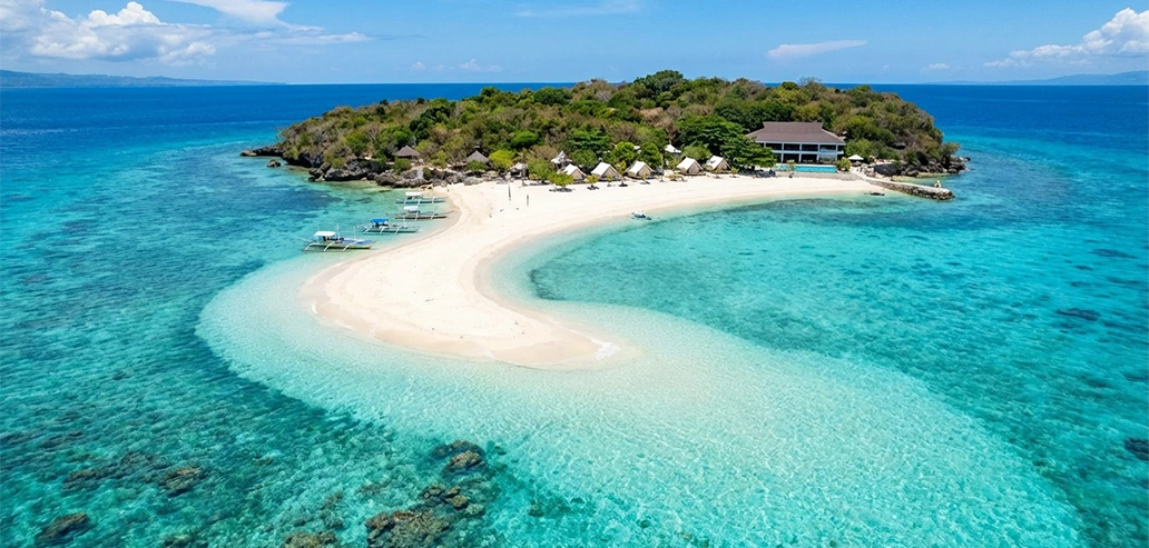 小島と遠浅の海が広がる無人島の風景