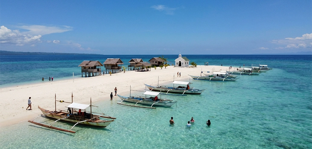 白砂のビーチでくつろぐ観光客