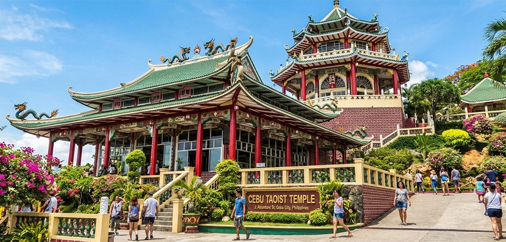 色鮮やかな装飾が施された中華寺院の外観