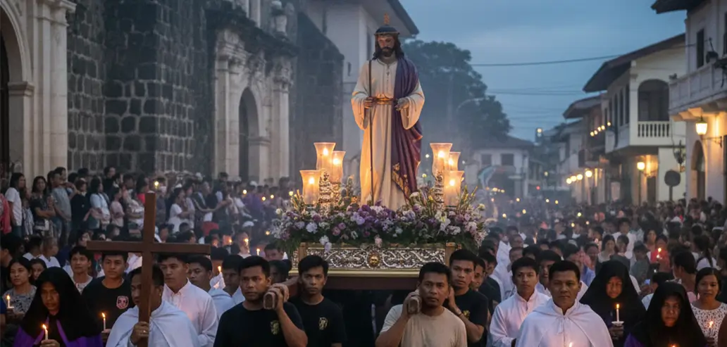 夜の市街地で行われるお祭りに集まる人々