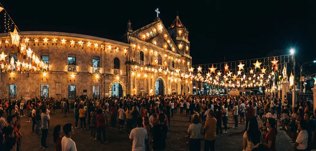 夜にライトアップされた歴史的建物とイベント会場
