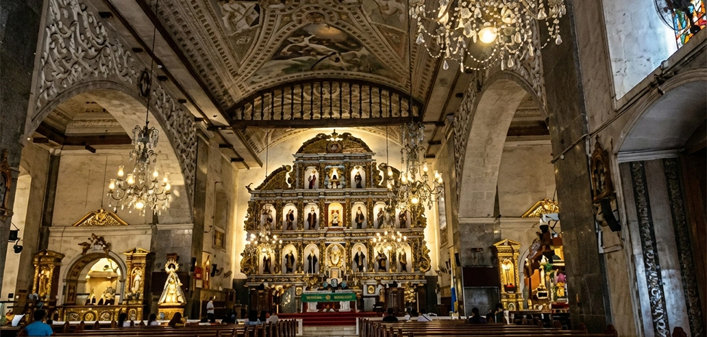 荘厳な内装が広がる歴史的な教会の内部