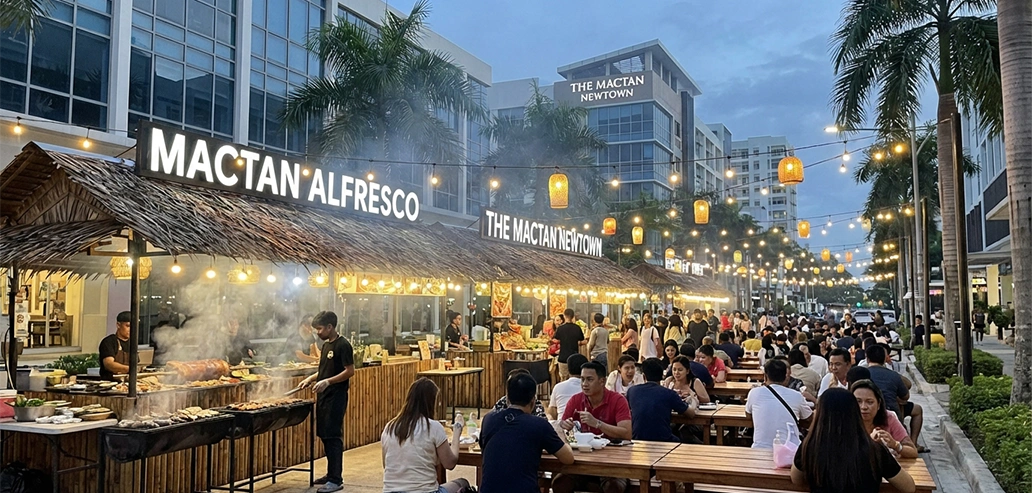 夜の街で開かれる大規模なマーケットの様子