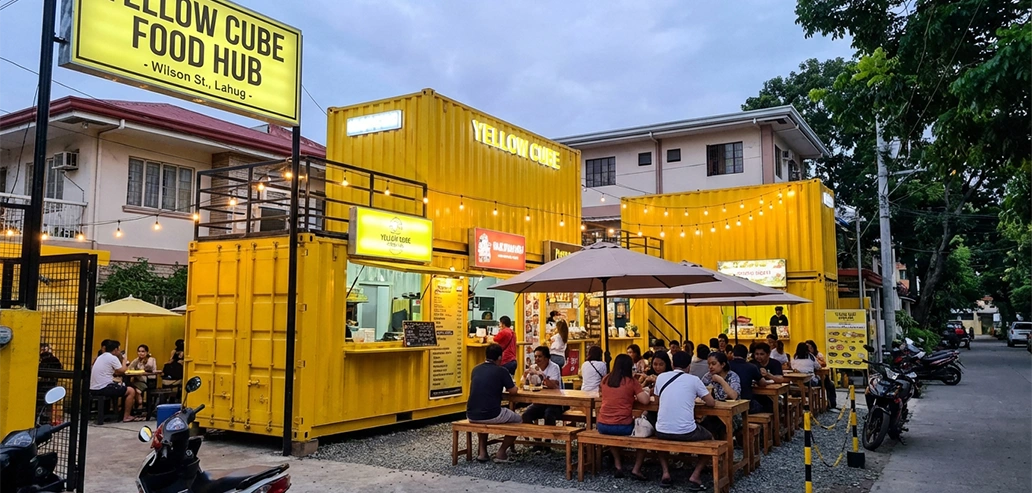 黄色い屋台が並ぶ夜のフードマーケット