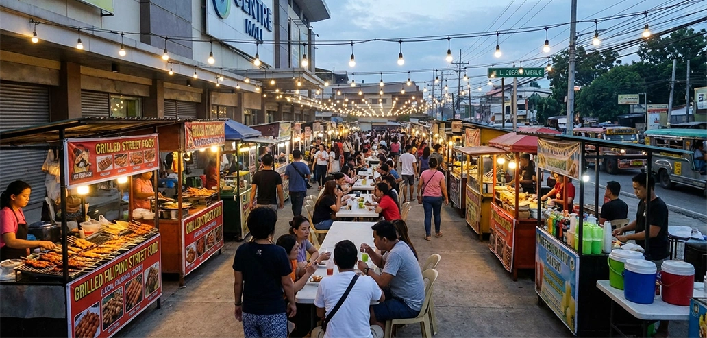 屋台が並ぶマーケット通りを歩く人々